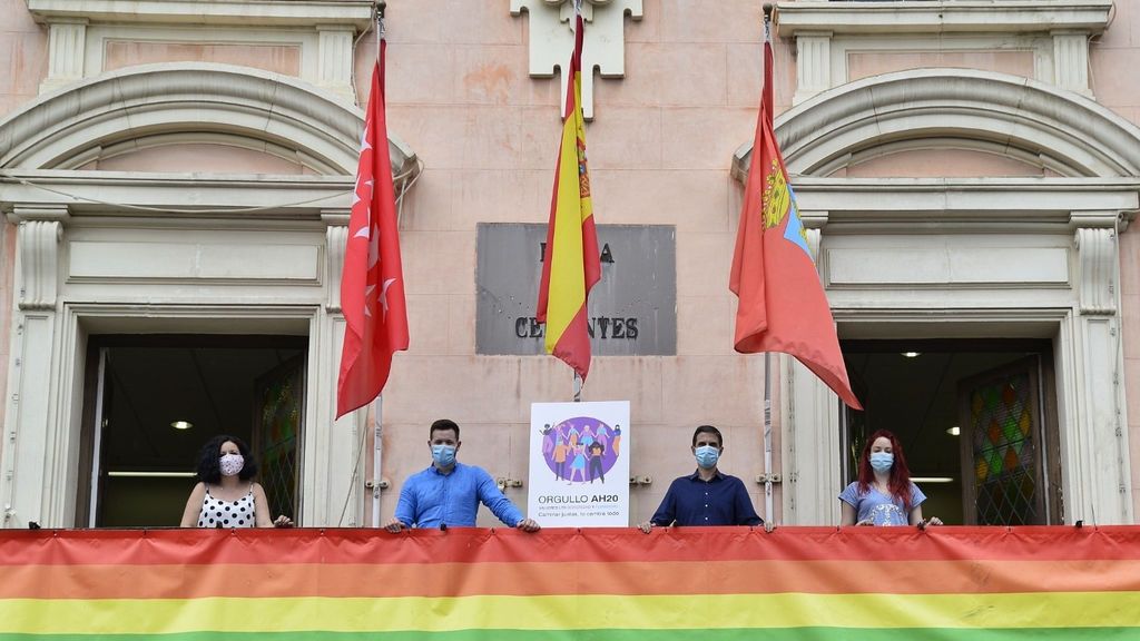 El juez Yusty, que paralizó las obras para exhumar a Franco, mantiene la bandera LGTBi en Alcalá de Henares El juez Yusty, que paralizó las obras para exhumar a Franco, mantiene la bandera LGTBi en Alcalá de Henares