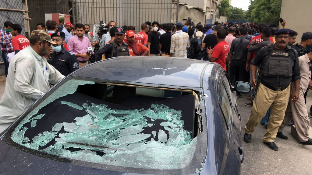 Varios muertos en el asalto a la Bolsa de Pakistán en Karachi Varios muertos en el asalto a la Bolsa de Pakistán en Karachi