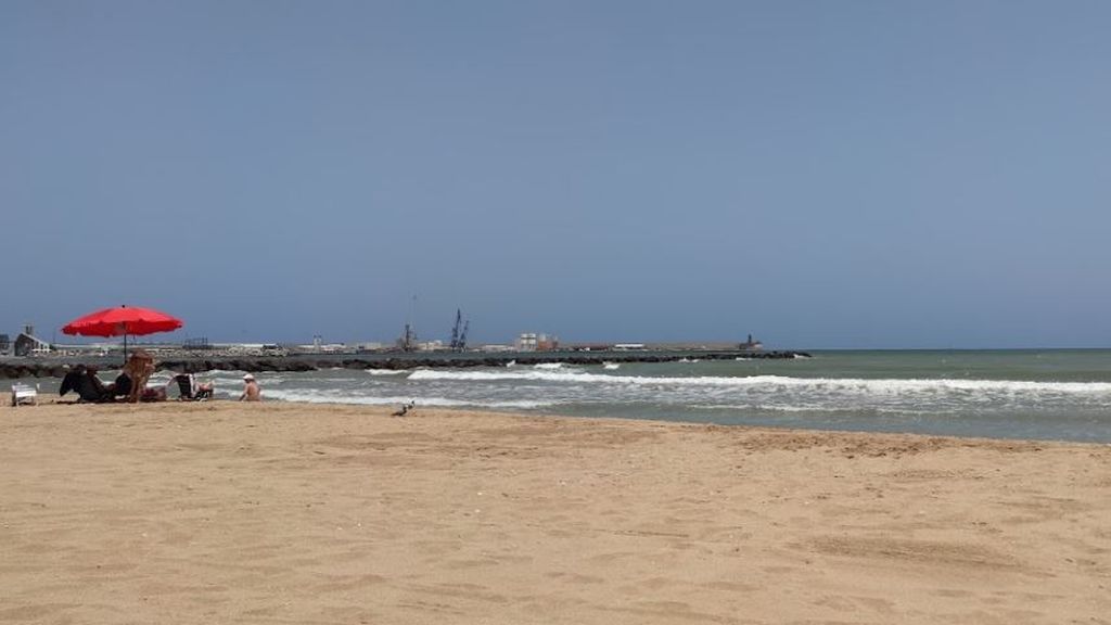 El heroico gesto de un policía fuera de servicio: salva a una familia de ahogarse en un playa de Melilla El heroico gesto de un policía fuera de servicio: salva a una familia de ahogarse en un playa de Melilla