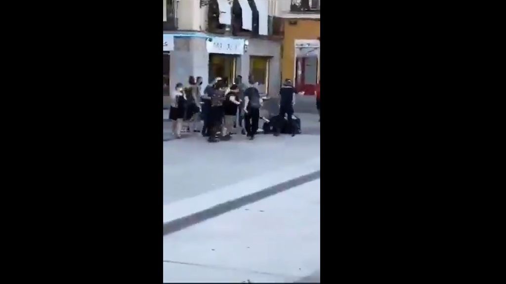 Dos policías heridos durante una intervención en la madrileña plaza de Lavapiés Dos policías heridos durante una intervención en la madrileña plaza de Lavapiés