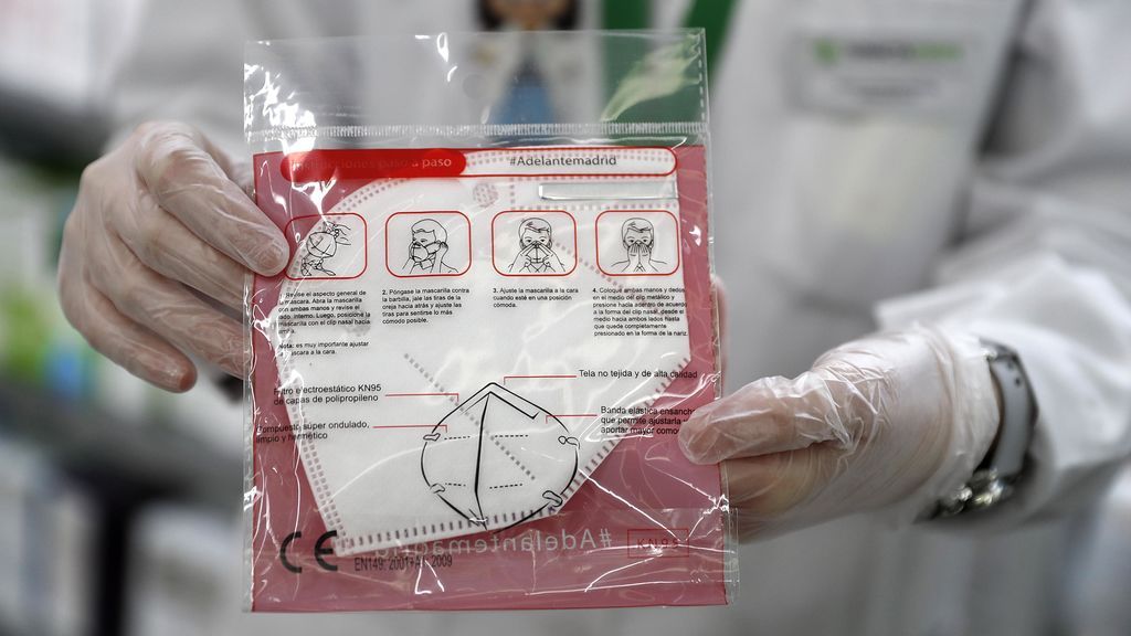 EuropaPress_3069038_farmaceutica_muestra_mascarilla_comunidad_madrid_distribuira_manera