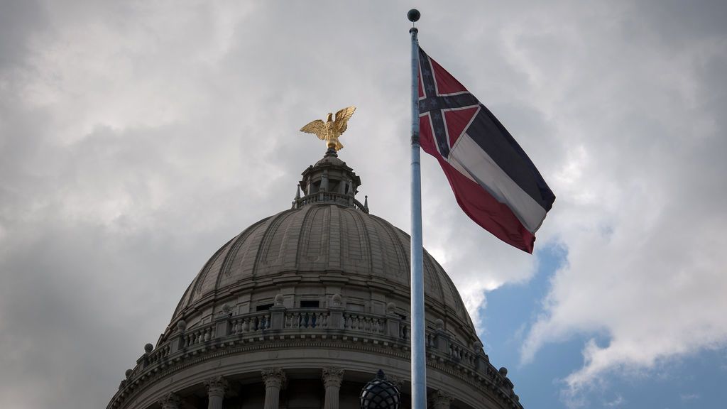 Adiós a la última bandera con el emblema confederado: Misisipi cede tras las protestas antirracistas Adiós a la última bandera con el emblema confederado: Misisipi cede tras las protestas antirracistas