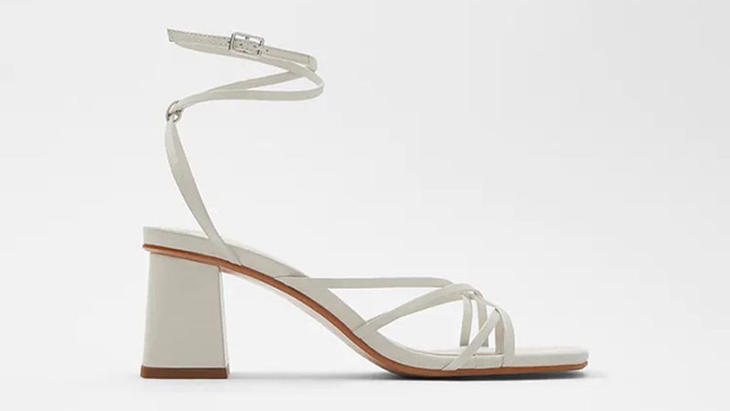 Sandalias y zapatos de tacón ancho, los mejores aliados para este verano