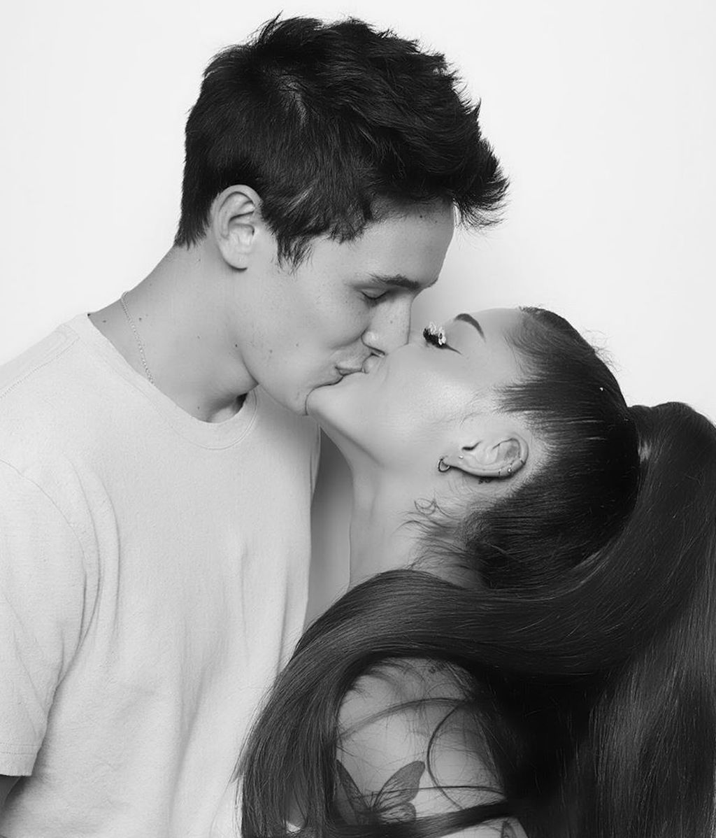 Ariana Grande se da un beso con Dalton Gómez
