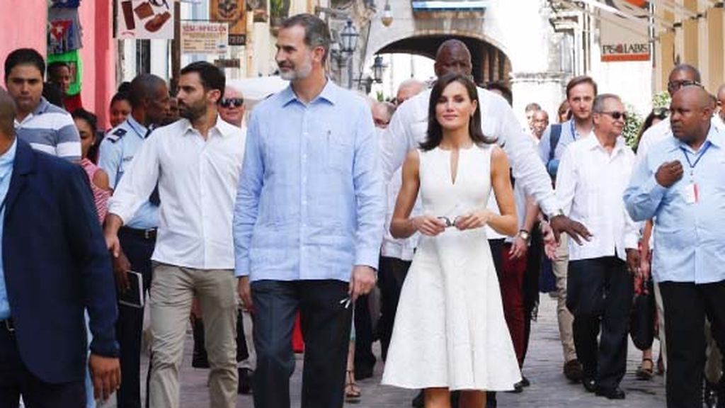 EuropaPress_2484047_reyes_felipe_letizia_recorren_habana_vieja_viaje_estado_cuba
