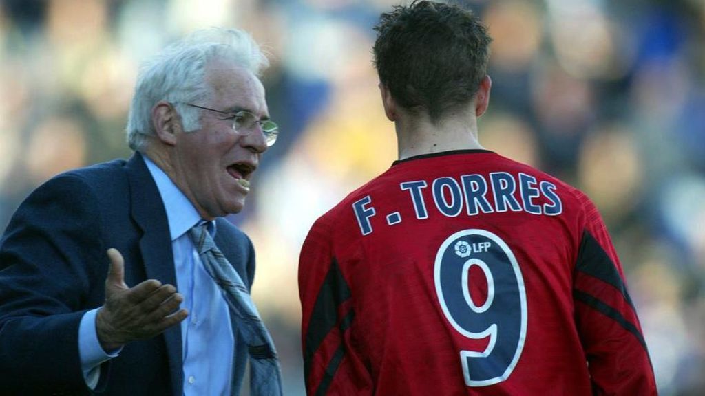 Luis Aragonés hablando con Fernando Torres durante un partido con el Atlético de Madrid