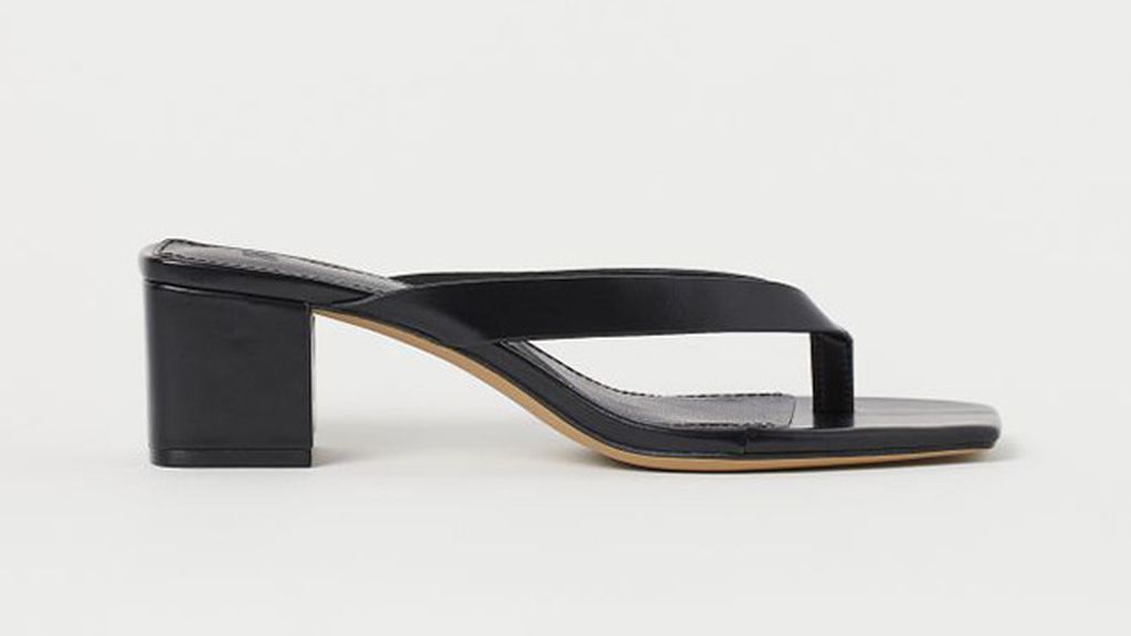 Sandalias y zapatos de tacón ancho, los mejores aliados para este verano