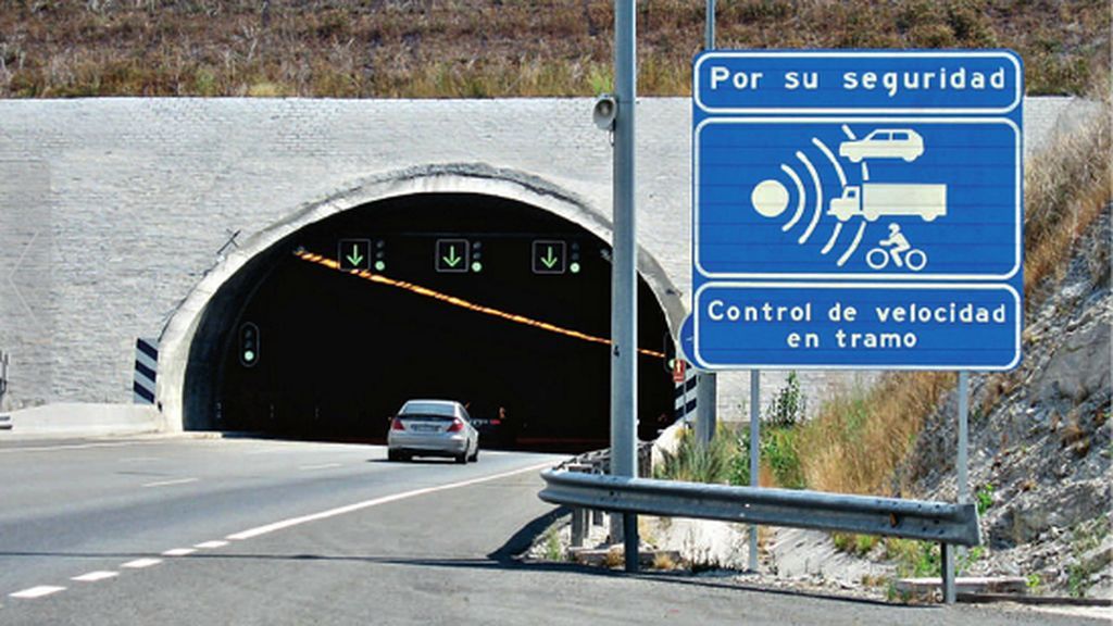La DGT advierte: 15 furgonetas camufladas vigilaran el uso del móvil en carretera La DGT advierte: 15 furgonetas camufladas vigilaran el uso del móvil en carretera