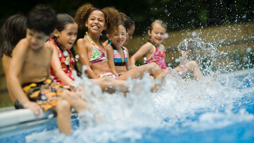 En las piscinas podremos encontrarnos con más zonas de sombra y tendremos césped.