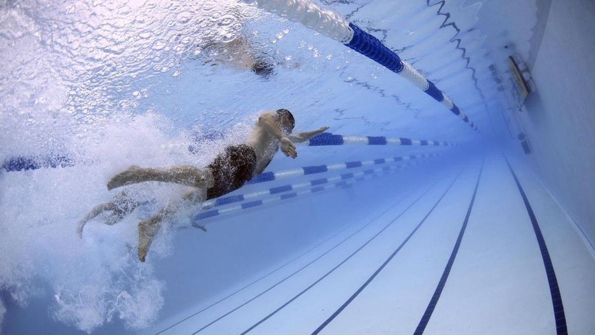 Practica natación y fortalece tu espalda a partir de los 50
