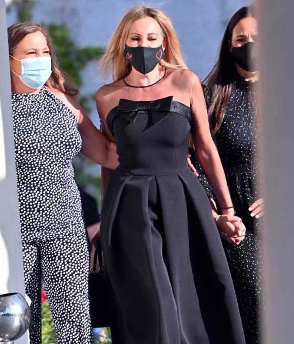 Ana Obregón, rota de dolor en el funeral de Álex con su hermana y Carolina, novia de su hijo