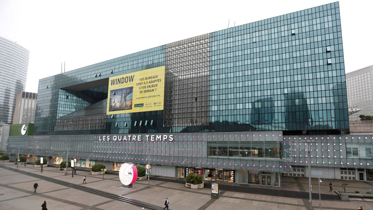 Evacúan un centro comercial en París: un hombre podría estar armado Evacúan un centro comercial en París: un hombre podría estar armado