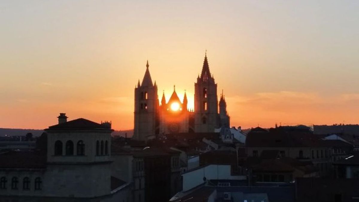 El solsticio a través del rosetón: los 30 segundos mágicos de la Catedral de León