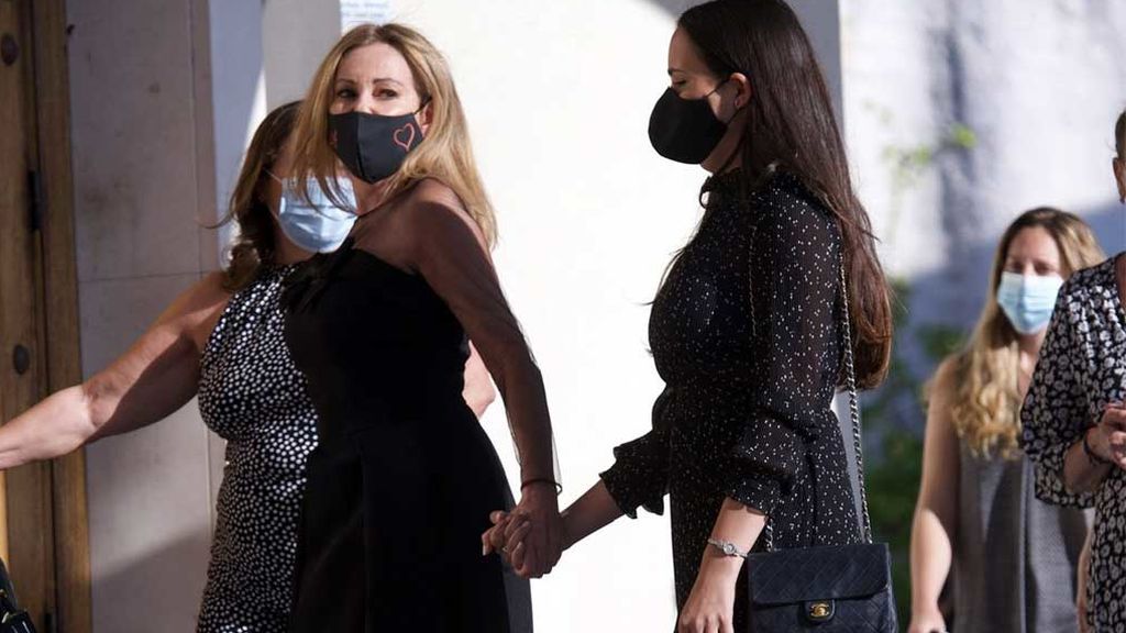 Ana Obregón llega al funeral de Álex de la mano de sus hermana y la novia de su hijo