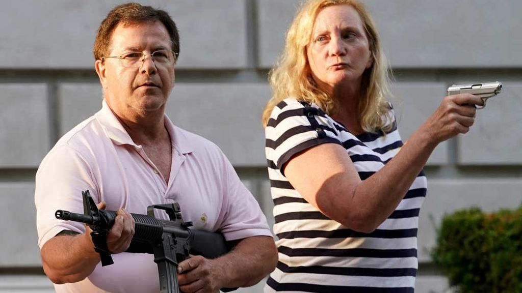 Mark y Patricia McCloskey, apuntando con sus armas a manifestantes en San Luis (Missouri) Mark y Patricia McCloskey, apuntando con sus armas a manifestantes en San Luis (Missouri)