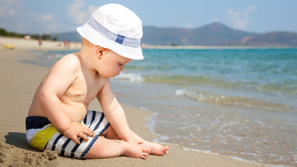 No será recomendable que los menores de seis meses acudan a la playa o a la piscina.