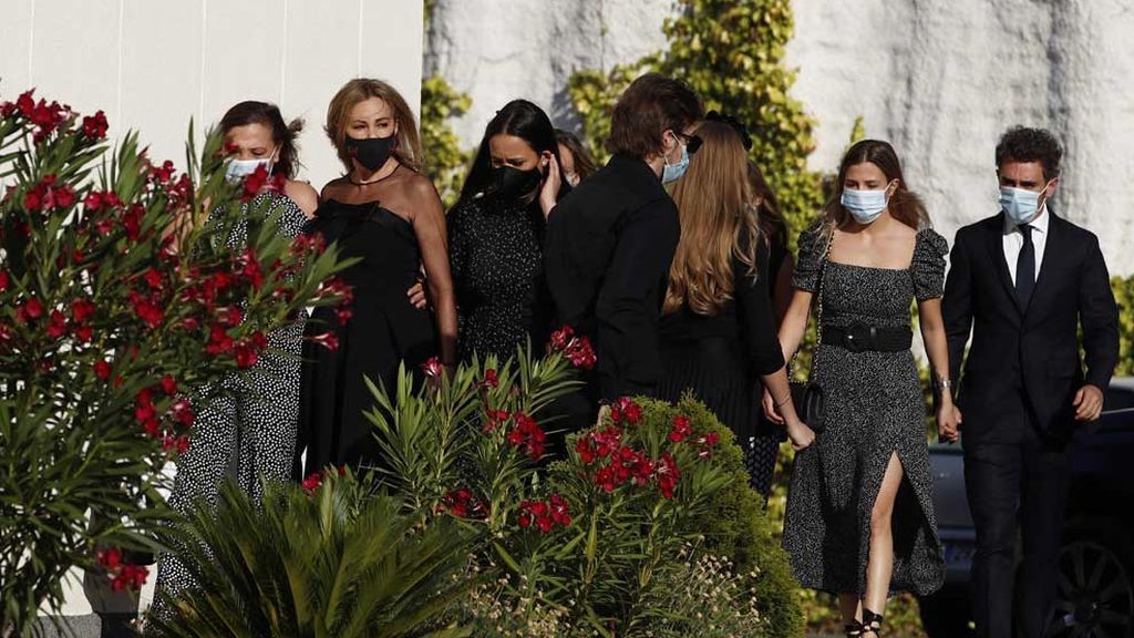 Ana Obregón, rodeada de familiares y amigos en el funeral de su hijo Álex