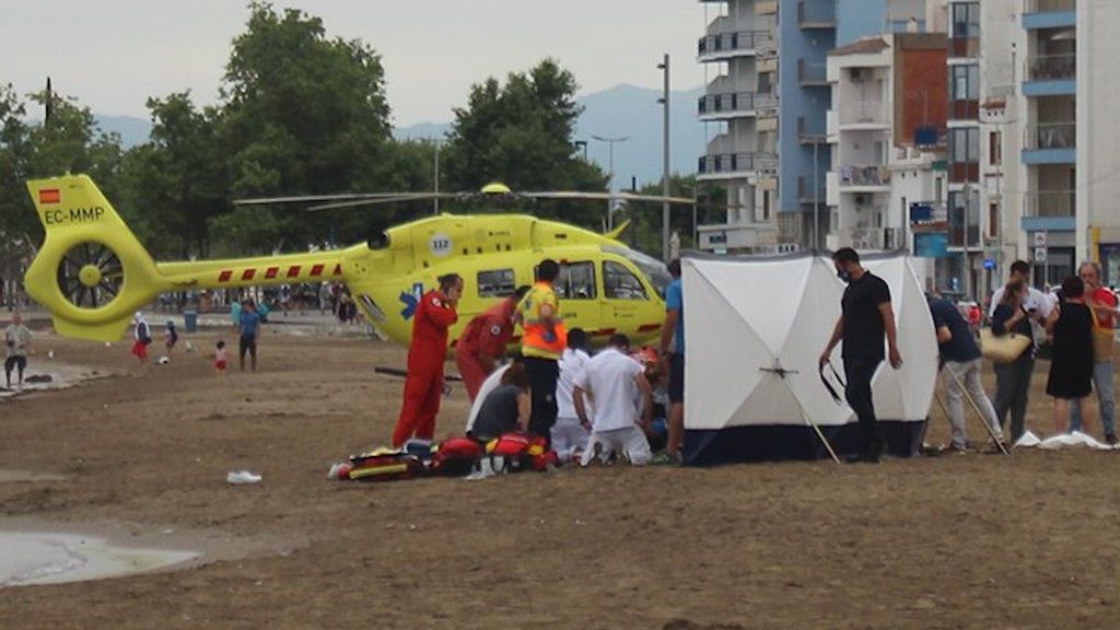 Muere un niño de siete años y otro de seis en estado crítico tras ahogarse en una playa de Girona Muere un niño de siete años y otro de seis en estado crítico tras ahogarse en una playa de Girona