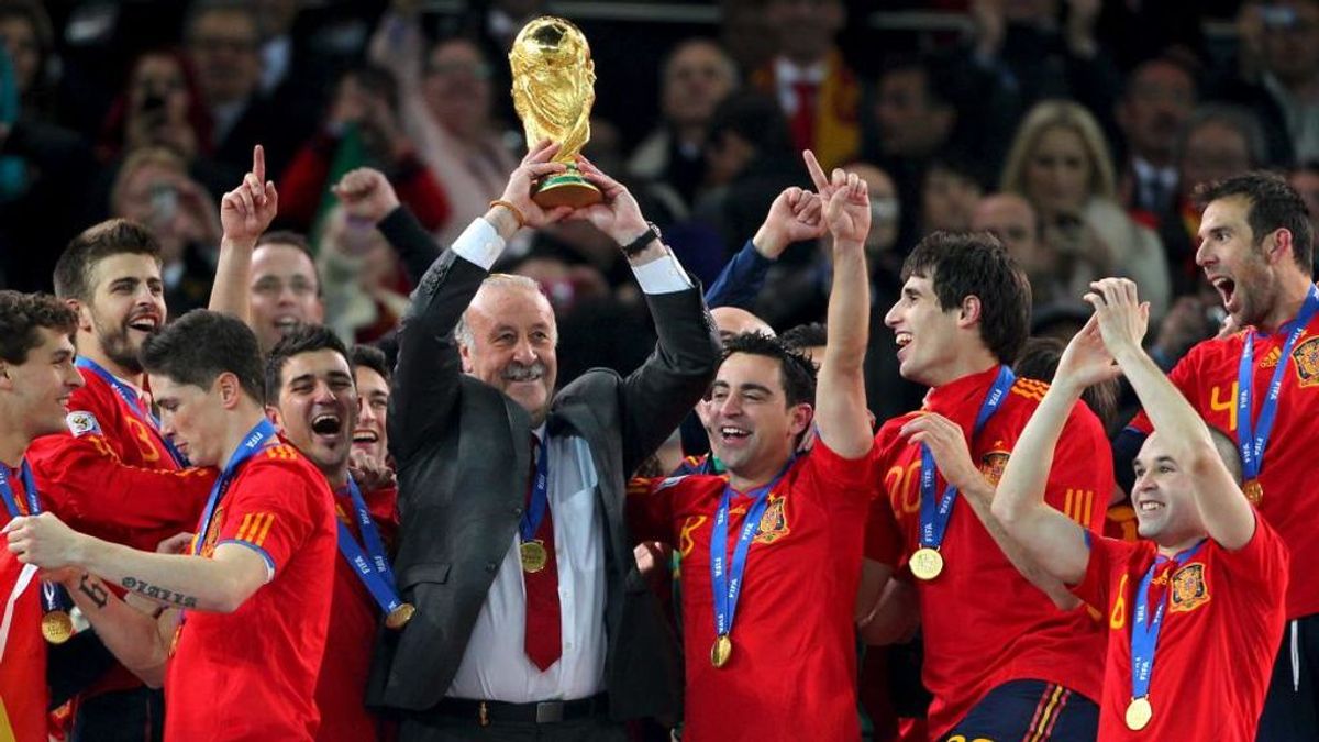 Del Bosque levantando el Mundial