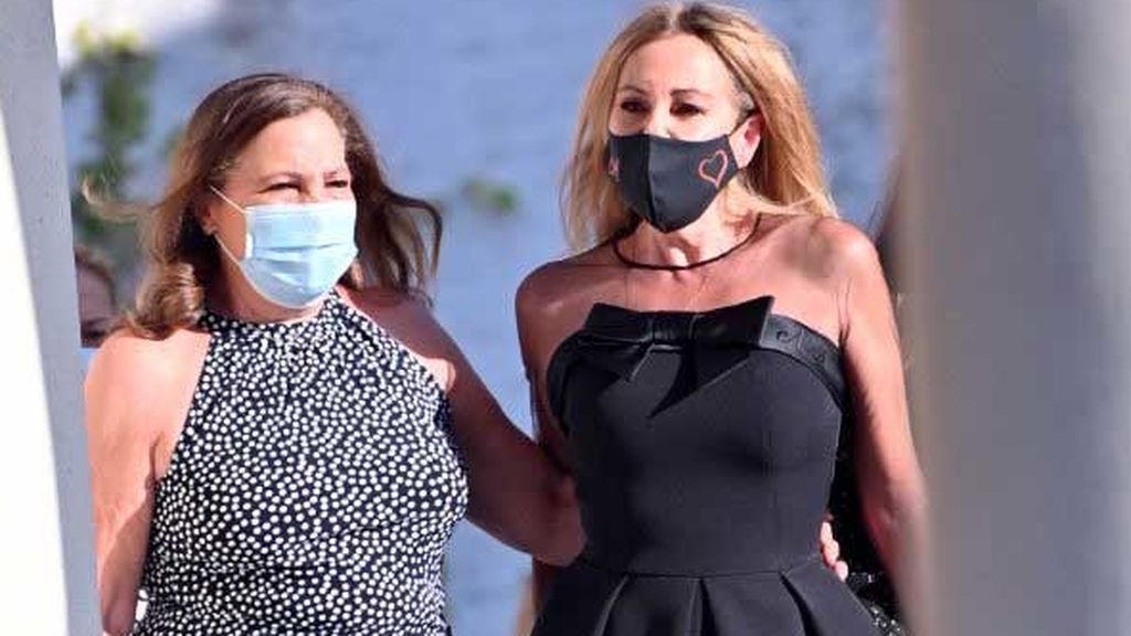 Ana Obregón, arropada por su hermana en el funeral de Álex