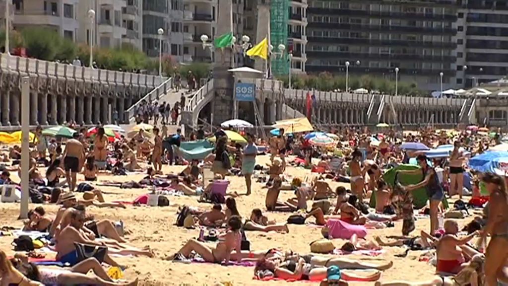 La playa de la Concha, hasta arriba: los bañistas han entrado a tropel sin respetar el distanciamiento