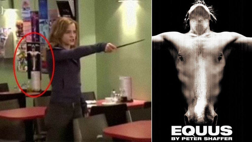 Escena de la película donde puede verse un póster de 'Equus'