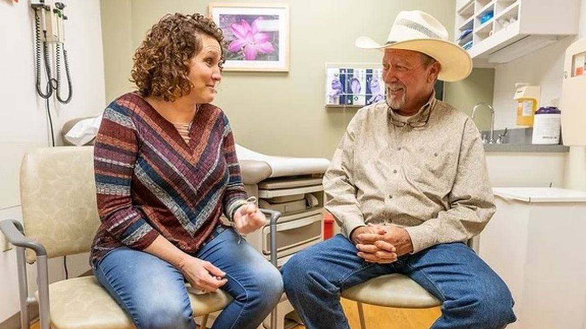 Dona un riñón al mismo hombre al que su marido le había donado varios órganos hace 16 años
