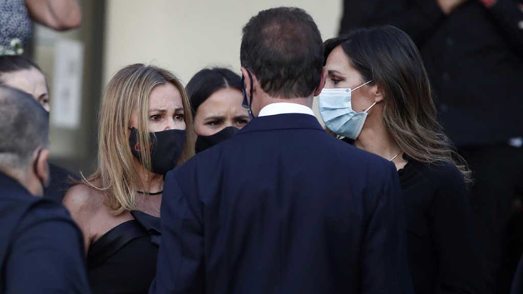 Ana Obregón, y Alessandro Lequio, al término del funeral de su hijo, Aless Lequio