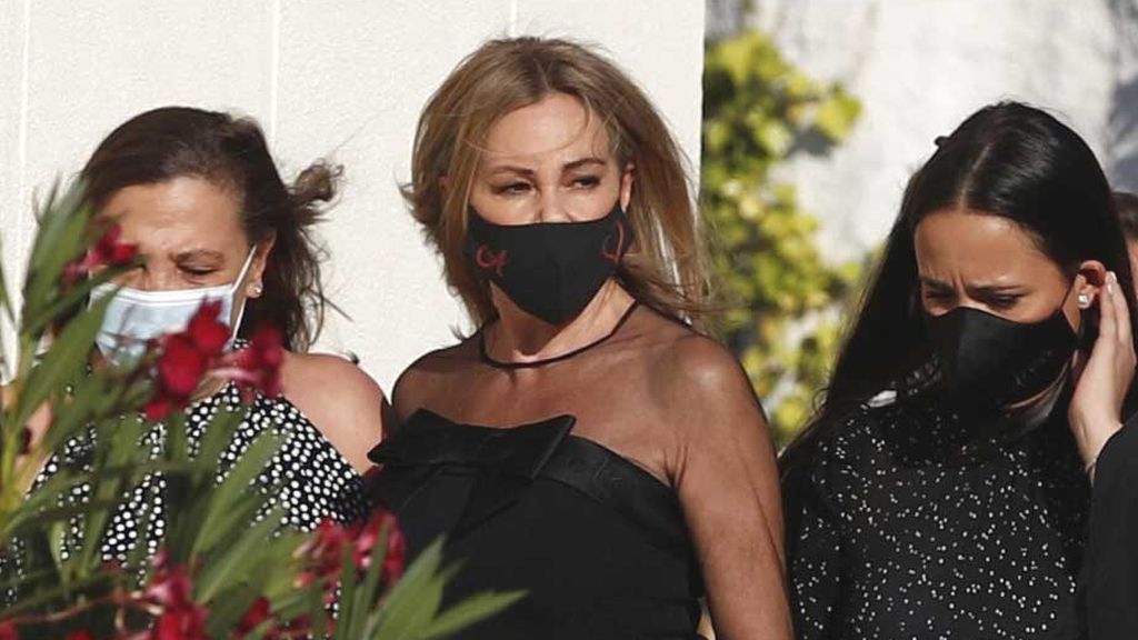 Ana Obregón, en el funeral de Álex con su hermana Amalia y Carolina, novia de su hijo