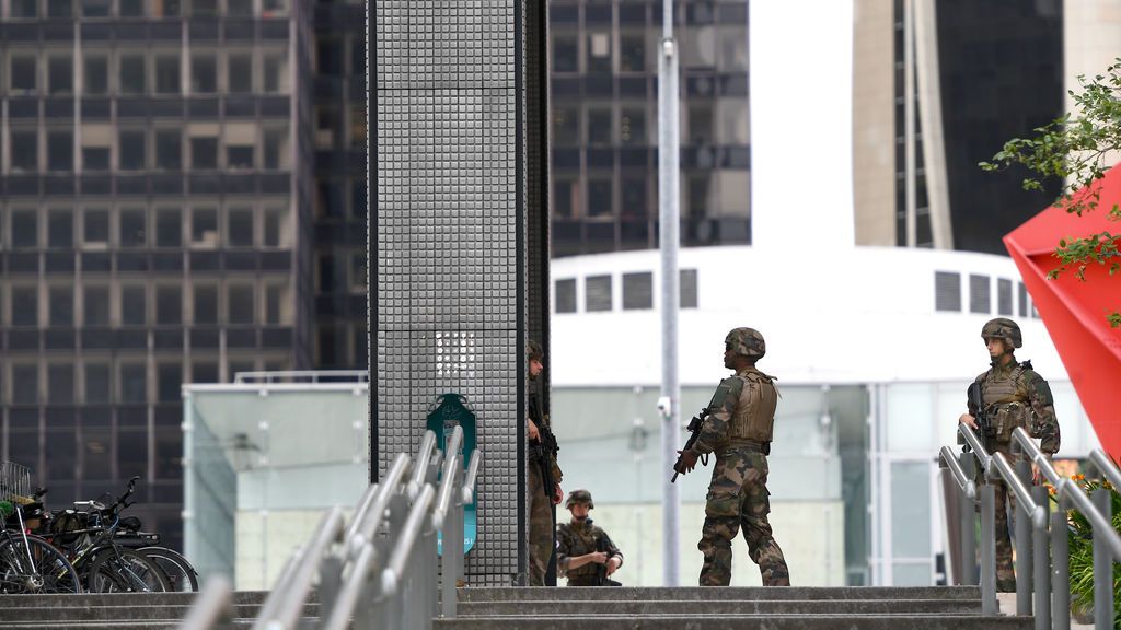 La Policía de París evacua un centro comercial tras alertarse de la presencia de un hombre armado La Policía de París evacua un centro comercial tras alertarse de la presencia de un hombre armado