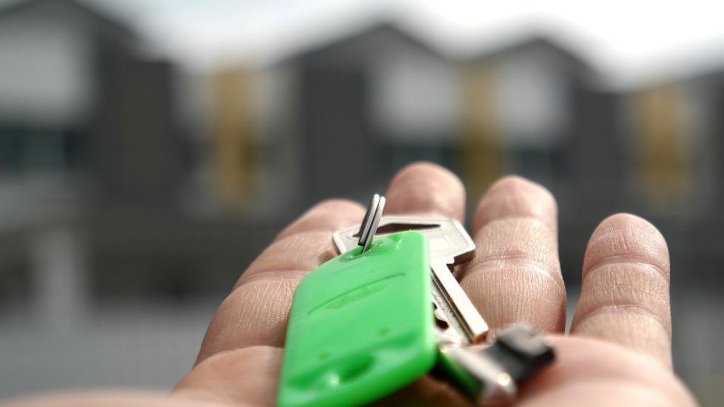 Desahucia a su hijo mayor de edad de su propia casa por vivir de 'prestado' en Huelva Desahucia a su hijo mayor de edad de su propia casa por vivir de 'prestado' en Huelva