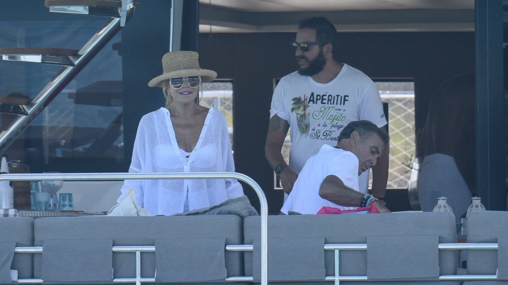 Carmen Cervera en unas vacaciones junto a su hijo y Manolo