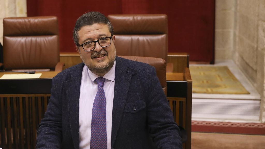 El juez Serrano acorralado por las acusaciones de fraude abandona Vox pero seguirá como diputado en Andalucía El juez Serrano acorralado por las acusaciones de fraude abandona Vox pero seguirá como diputado en Andalucía
