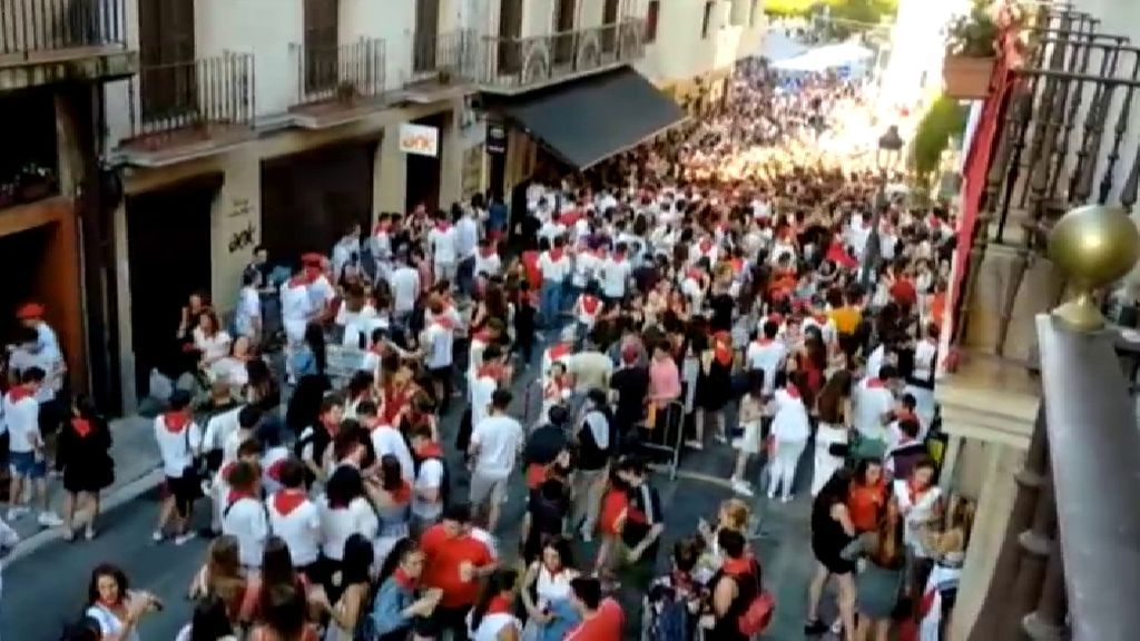 No busquen mascarillas: calles abarrotadas en las fiestas de Irún sin medidas de seguridad