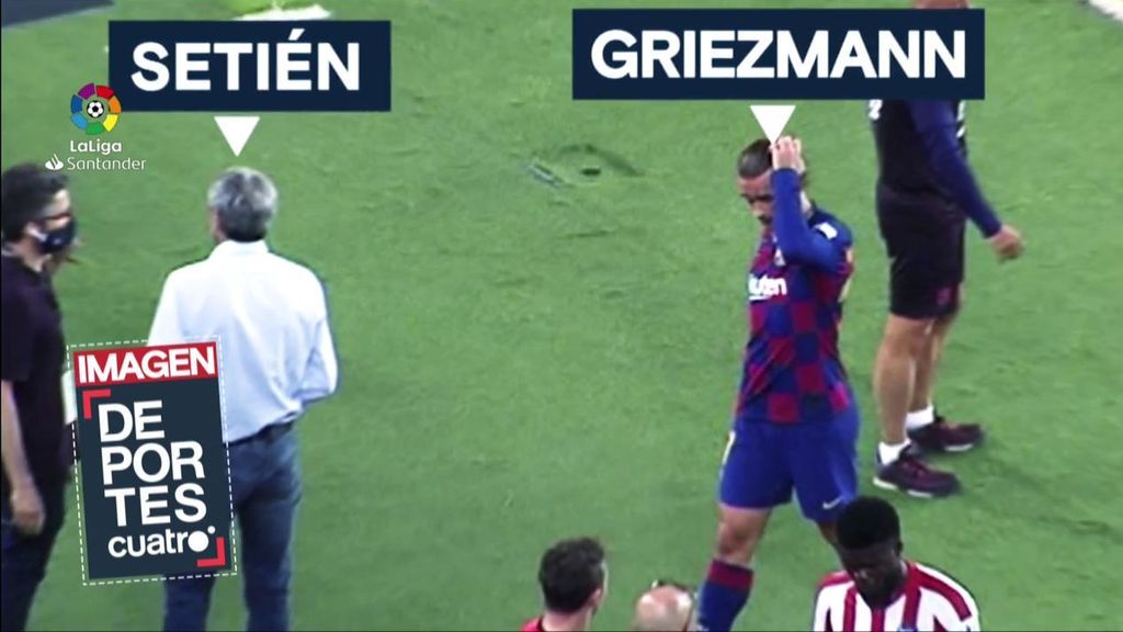 Setién recibe a sus jugadores tras el empate ante el Atlético: Messini le mira, palmadita a Suárez y da la espalda a Griezmann