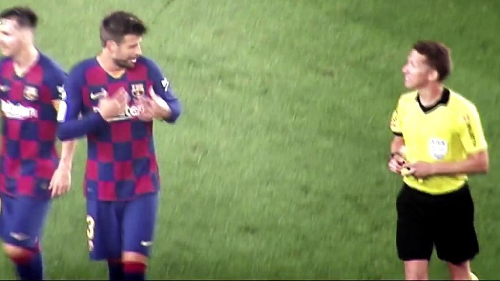 Piqué protesta a Hernández Hernández en el Barça - Atlético.