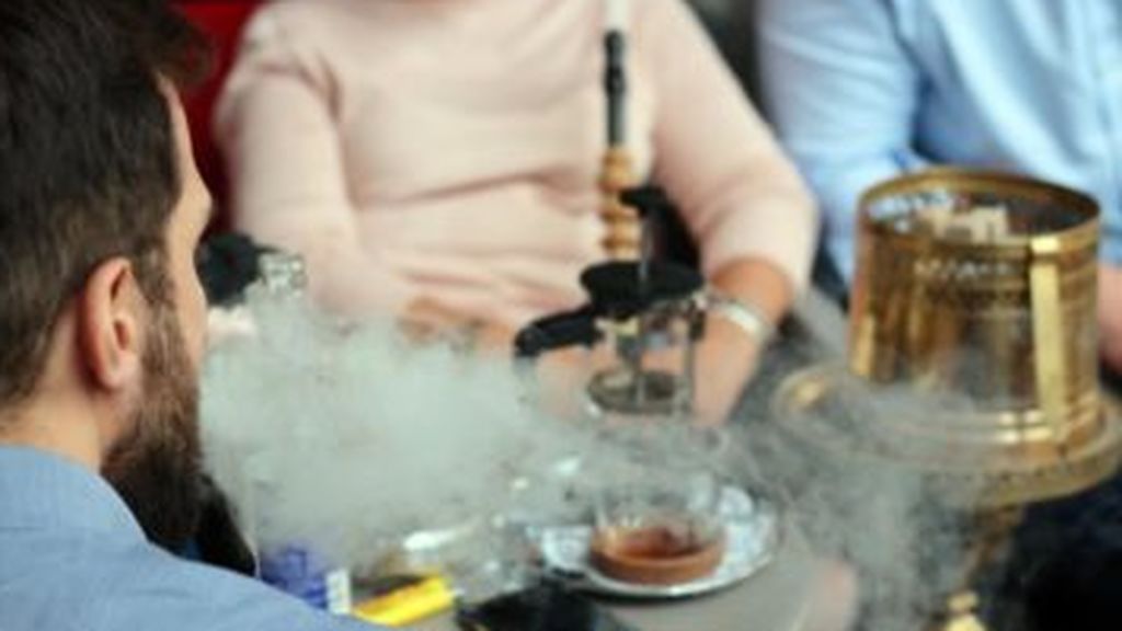 Andalucía prohíbe compartir cachimbas en bares y pubs y obliga a desinfectarlas tras cada uso Andalucía prohíbe compartir cachimbas en bares y pubs y obliga a desinfectarlas tras cada uso