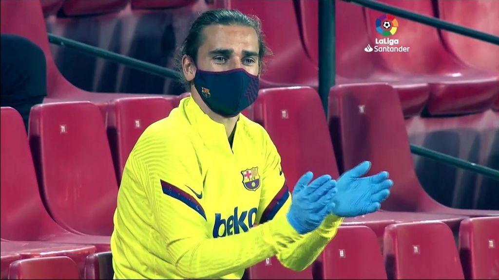 Griezmann, de suplente con mascarilla en el Camp Nou.