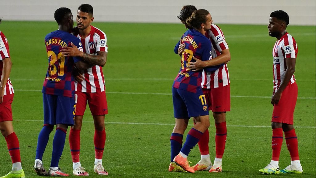 Griezmann y Morata se abrazan tras el partido.