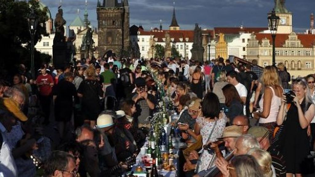 Fiesta en Praga para despedir el  coronavirus