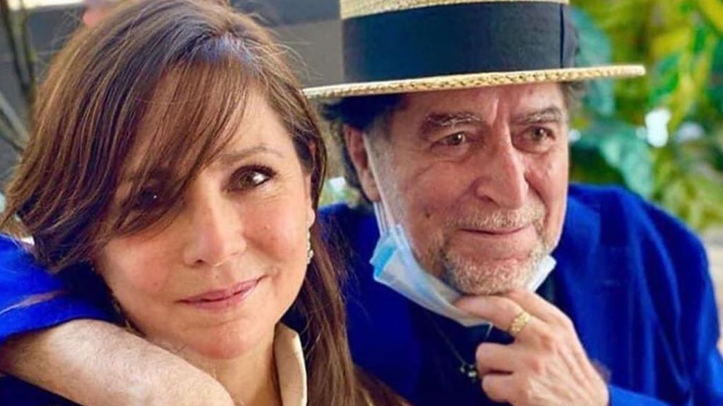 Flores rosas, libro de familia y mascarilla: el álbum de boda de Joaquín Sabina y Jimena Coronado que da cuenta de su recuperación.