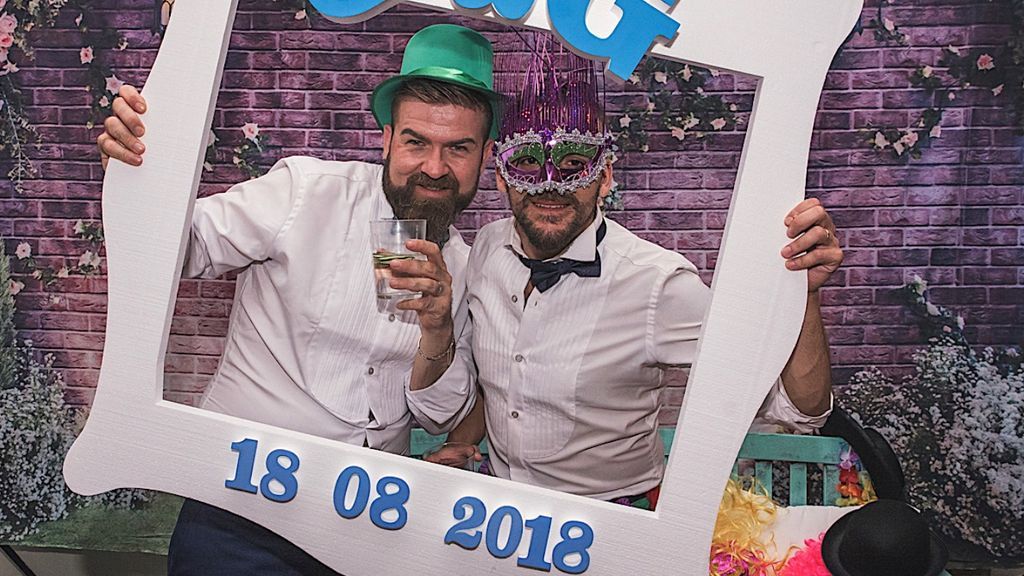 Guillermo y Jorge enmarcados en la fecha de su boda