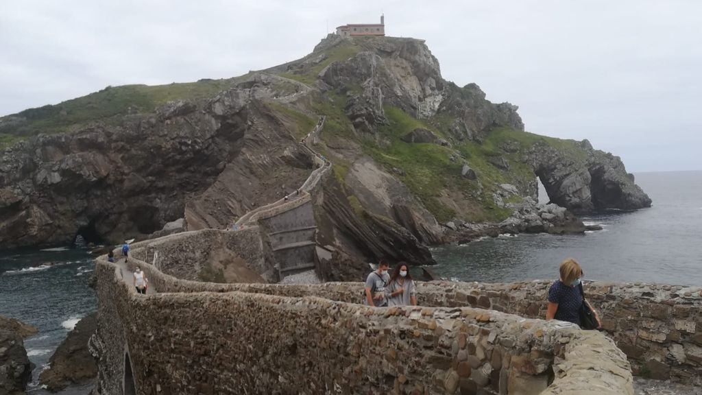 San Juan de Gaztelugatxe recibe a sus primeros visitantes tras meses en ‘cuarentena’: “Somos unos afortunados” San Juan de Gaztelugatxe recibe a sus primeros visitantes tras meses en ‘cuarentena’: “Somos unos afortunados”