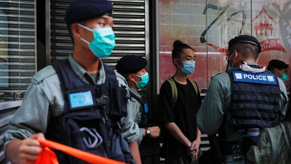 Un hombre con una bandera independentista, primer detenido en Hong Kong por la nueva ley de seguridad china Un hombre con una bandera independentista, primer detenido en Hong Kong por la nueva ley de seguridad china