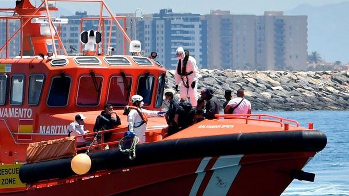 Buscan a un menor inmigrante de 15 años con COVID-19 que llegó a Almería en patera Buscan a un menor inmigrante de 15 años con COVID-19 que llegó a Almería en patera