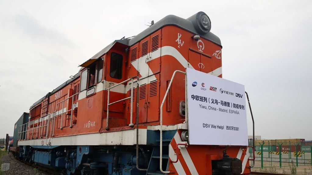 Llega a Madrid el primer tren chino con 28 millones de mascarillas 425.000 buzos desechables Llega a Madrid el primer tren chino con 28 millones de mascarillas 425.000 buzos desechables