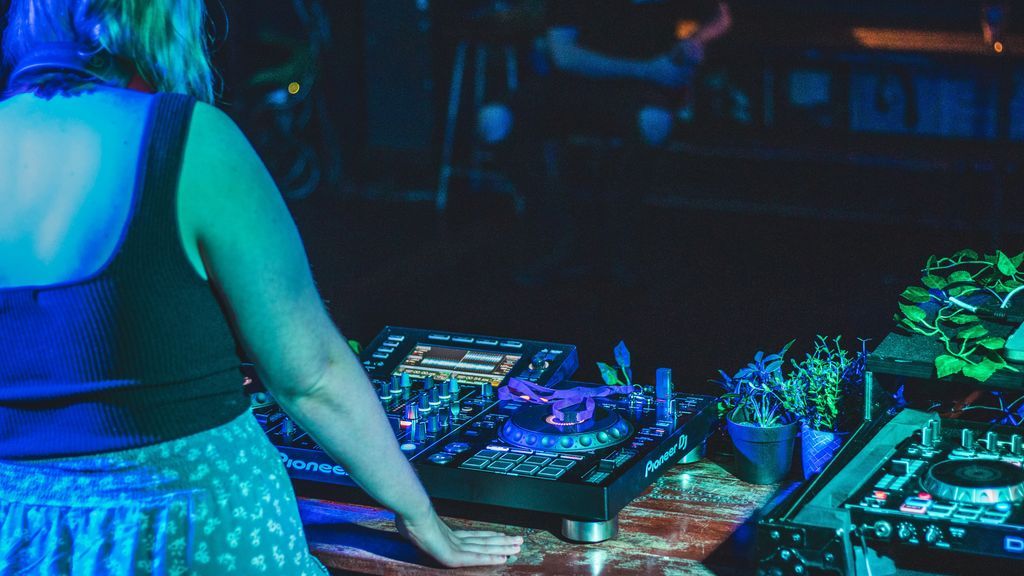 Chica pinchando discos en una discoteca