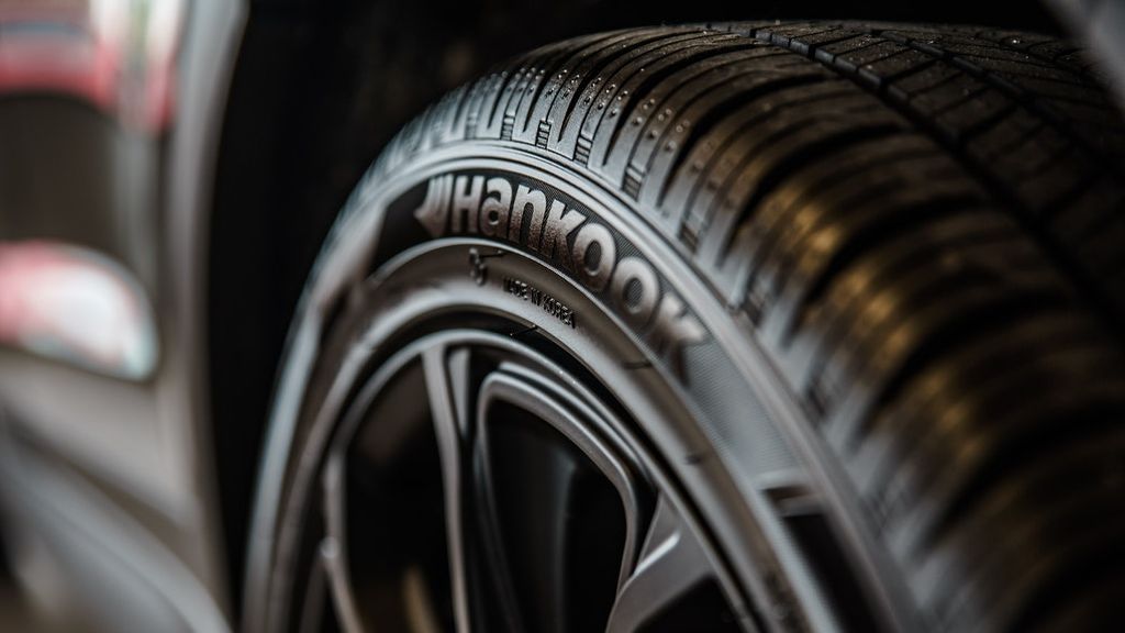 close-up-photography-of-vehicle-wheel-and-hankook-tire-1236788