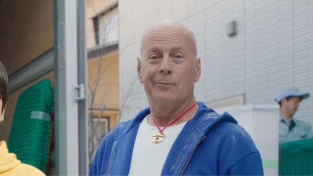 Bruce Willis hace de Doraemon en un anuncio y la gente ya no sabe qué esperar más de 2020