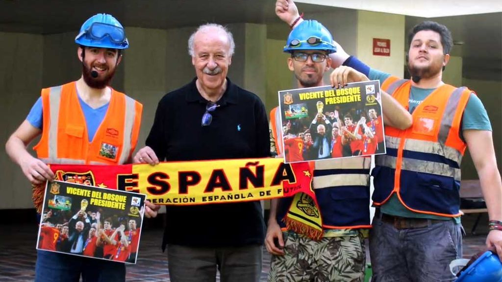 Vicente del Bosque, con el grupo Los Cuerdos de Atar, tras dedicarle la canción
